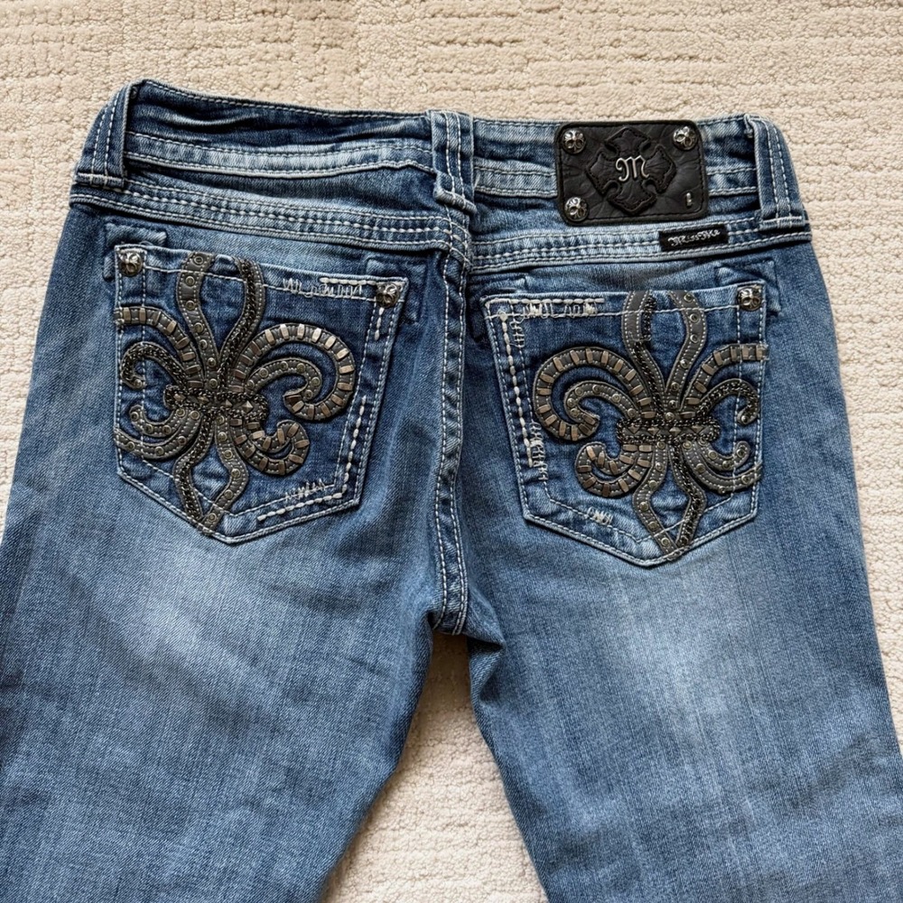 Miss Me Buckle Fleur De Lis Embellished Pocket Crop Jeans JE6048C6 Size 29 Y2K
